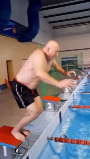 Jacek Wójcik paraduje bez koszulki. Fanki oszalały na jego punkcie