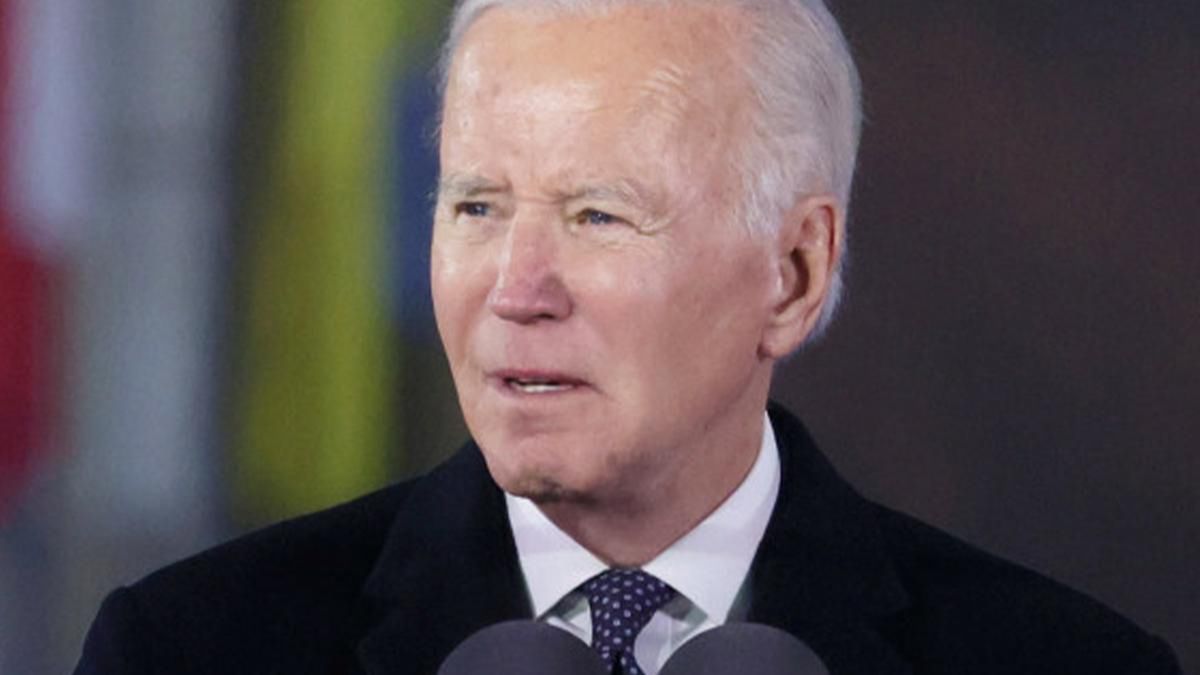 Joe Biden upadł przed wejściem na samolot