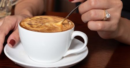 Szwedzi dodają do kawy całe jajko wraz ze skorupką. Efekt jest wprost niewiarygodny