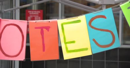 “Chcemy pracować, nie kombinować”. Protest rodziców osób z niepełnosprawnościami w Katowicach