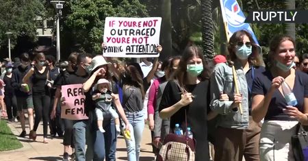 Wielotysięczny protest przeciwko przemocy wobec kobiet w Sydney.