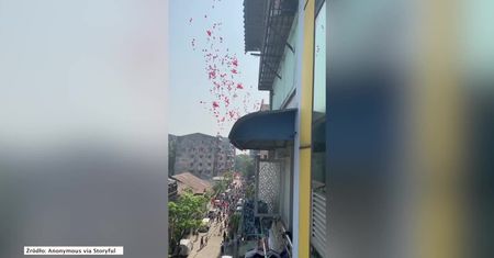 W Jangonie wypuszczono setki balonów upamiętniając śmierć demonstrantów.