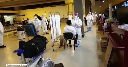 Przylecieli z Indii do Włoch. 23 pasażerów i dwóch członków załogi zakażonych koronawirusem.
