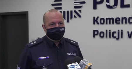 Policja po wypadku w Daleszycach: Zatrzymani mężczyźni mieli ponad 3 promie alkoholu w organizmach.