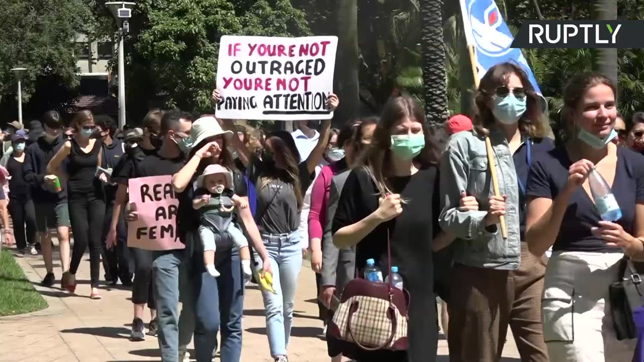 Wielotysięczny protest przeciwko przemocy wobec kobiet w Sydney.