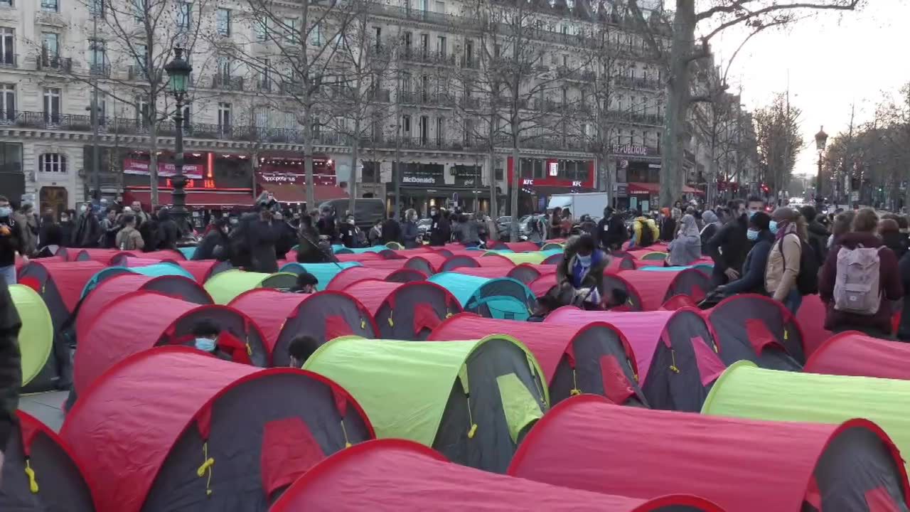 400 namiotów w centrum Paryża. Gest solidarności z bezdomnymi imigrantami