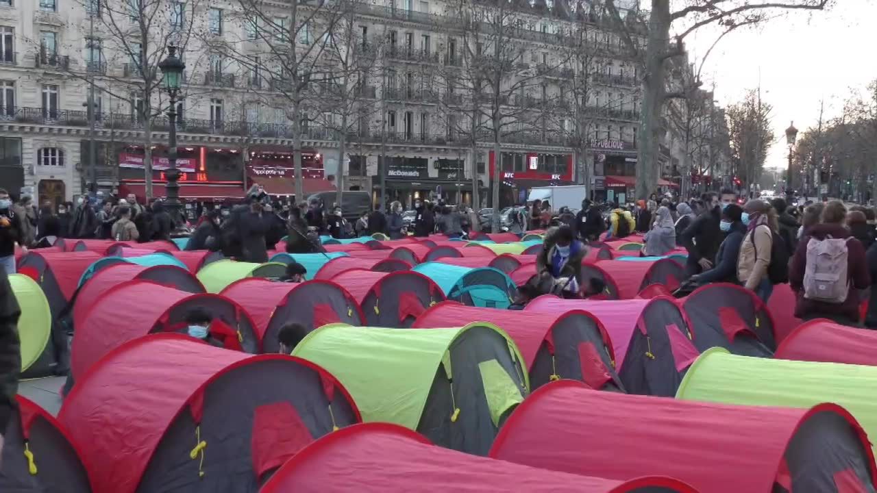 400 namiotów w centrum Paryża. Gest solidarności z bezdomnymi imigrantami