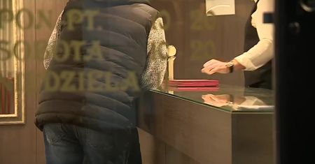 Prysnął w ekspedientkę gazem i wyszedł z biżuterią. Napad na jubilera w Krakowie