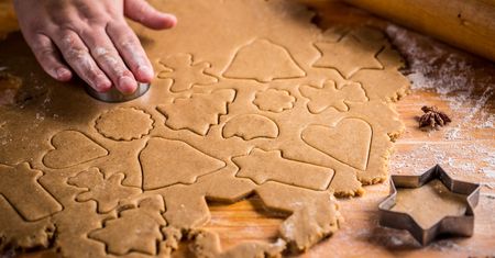Banalnie prosty patent na zmiękczanie pierniczków. Ciasteczka przestaną być twarde jak kamień w chwilę