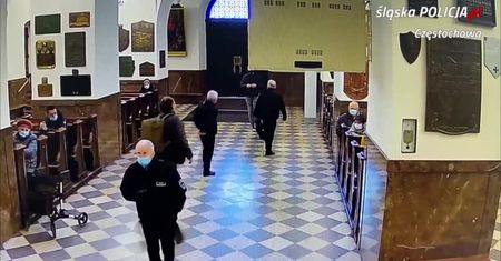 Pobił ochroniarza na Jasnej Górze za uwagę o braku maseczki. Szuka go policja.