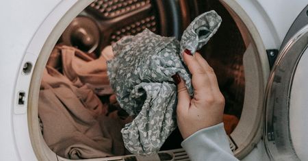 Do pralki z praniem wsyp dwie łyżki soli. Ten domowy trik ma genialny efekt