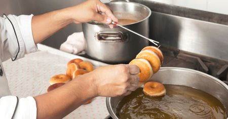 Jak długo smażyć pączki, by nie były surowe w środku? Poznaj sposób