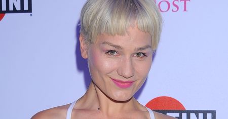 Marika w krótkich włosach pierwszy raz na salonach! Ale to jej śnieżnobiała kreacja zwróciła naszą największą uwagę. WOW!