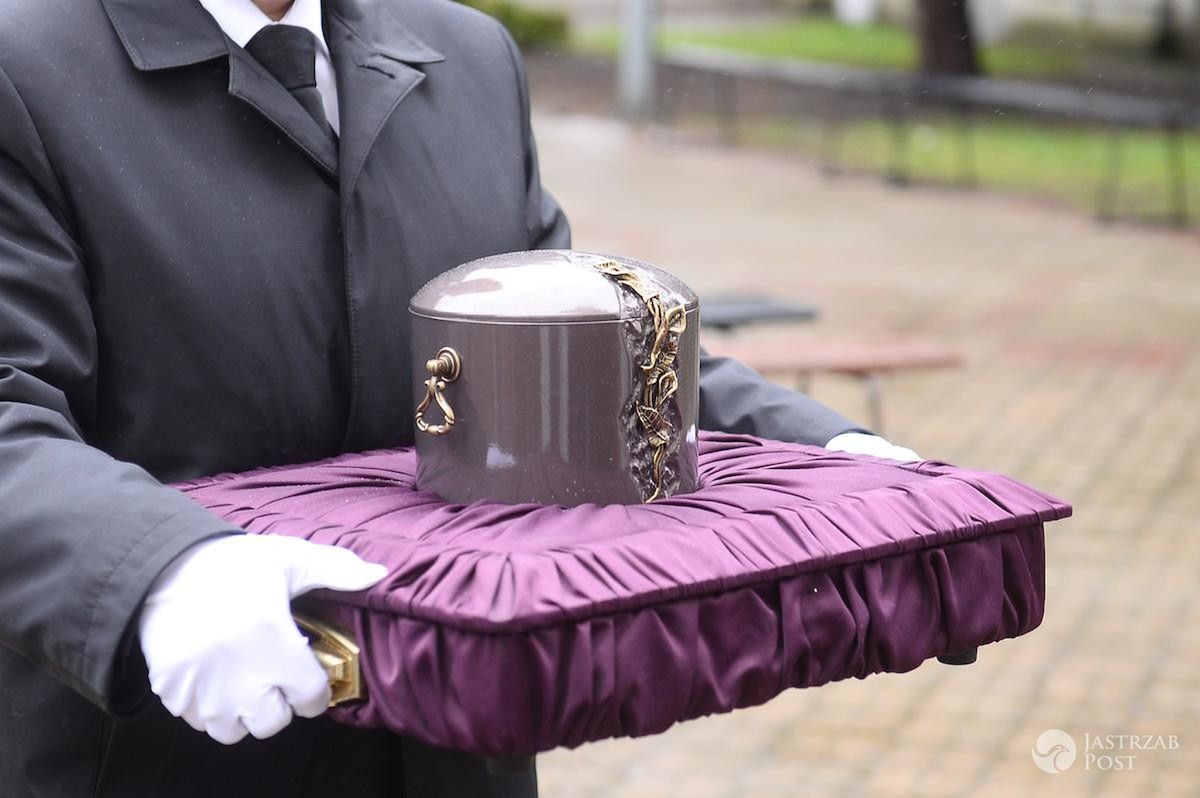 Urna z prochami - pogrzeb Witolda Pyrkosza