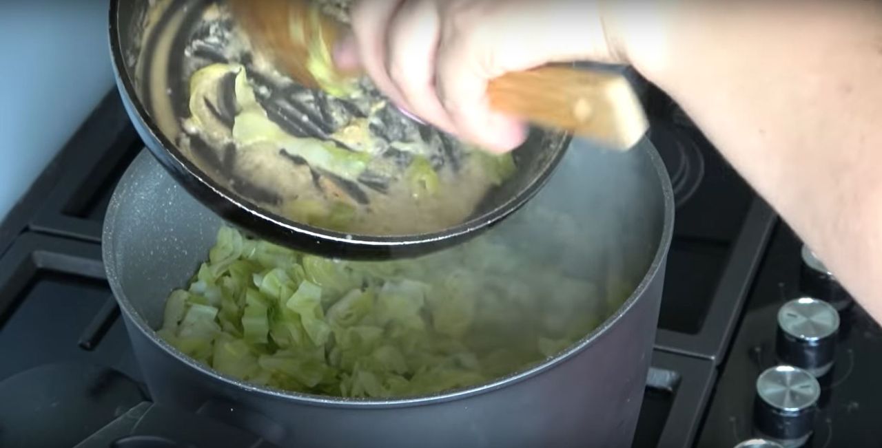 Gotowanie młodej kapusty - Pyszności; Foto kadr z materiału na kanale YouTube KuchniaMarioli