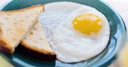 Nie potrzebujesz patelni. Idealne jajko sadzone zrobisz na talerzu w niecałą minutę
