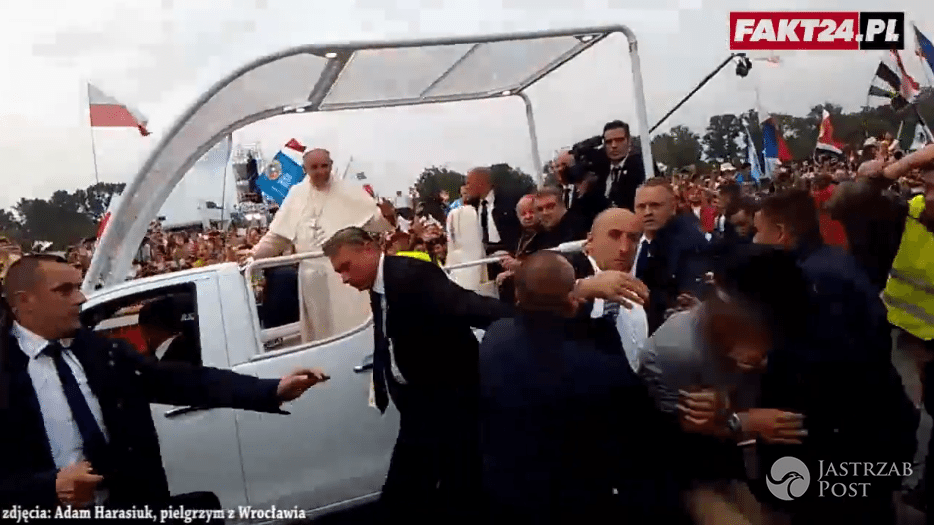 Kto rzucił się na Papieża Franciszka w Polsce?