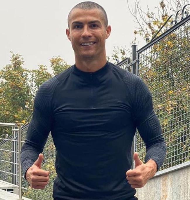 Łysy Cristiano Ronaldo na kwarantannie