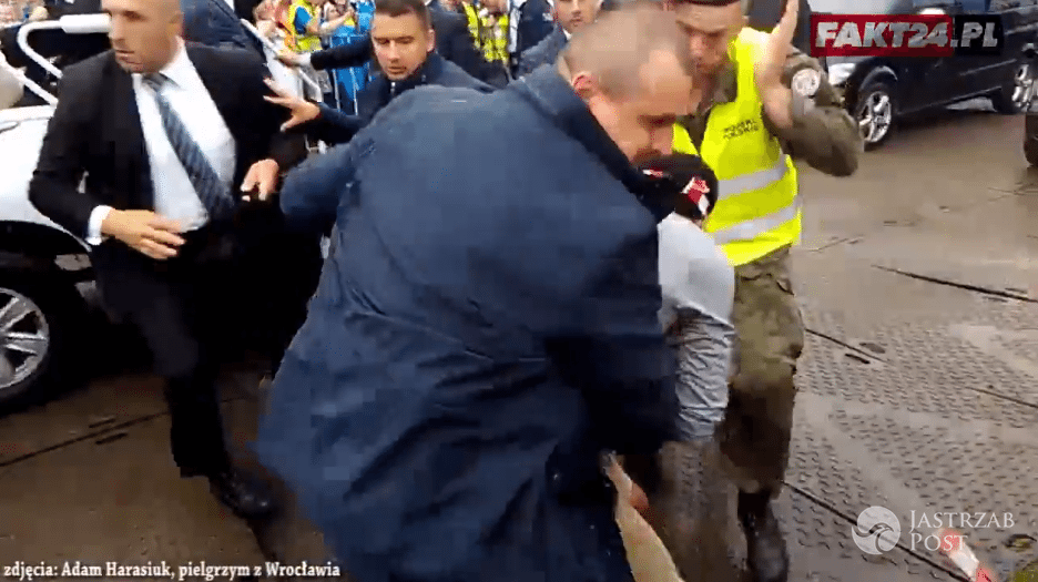 Wideo z ataku na papieża Franciszka