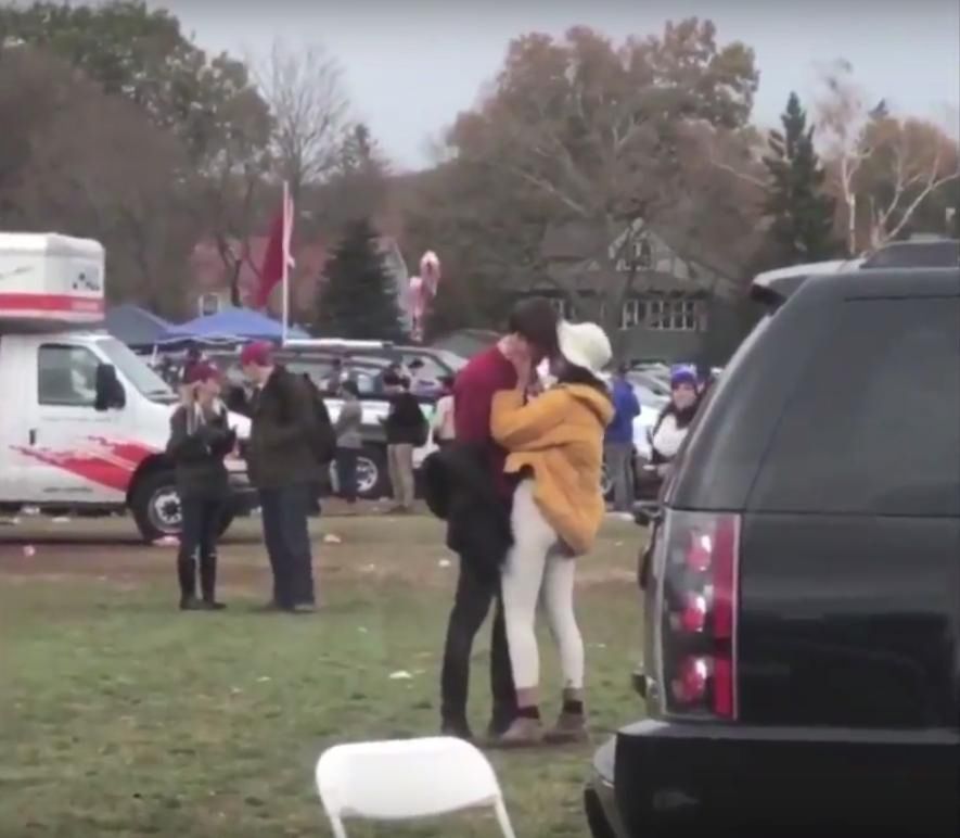 Malia Obama całuje się z chłopakiem