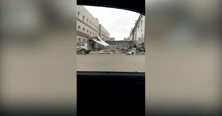 Silny podmuch wiatru zerwał dach z centrum handlowego na Syberii
