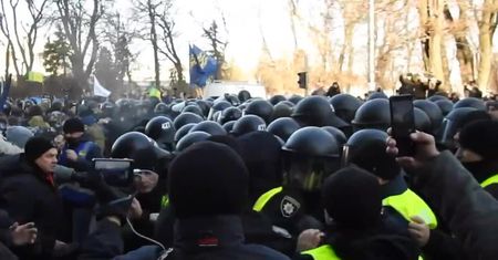Brutalne zamieszki przed parlamentem w Kijowie. 26 zatrzymanych, rannych 17 policjantów