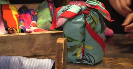 Świąteczne prezenty zapakowane w duchu zero-waste. Jak to zrobić?