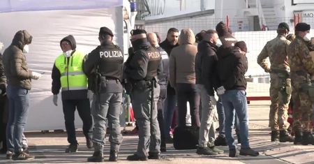 Statek z 32 migrantami uratowanymi na Morzu Śródziemnym wpłynął do sycylijskiego portu