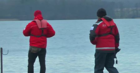 Trwają poszukiwania rybaka na jeziorze Gielądzkim. 32-latek wypadł z łódki
