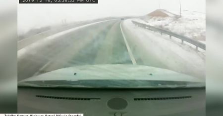 Zaśnieżona nawierzchnia autostrady przyczyną wypadku w Kansas. Ciężarówka ześlizgnęła się z jezdni i spadła na pobocze