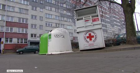 „Kradli odzież z kontenerów i sprzedawali w lumpeksach”. Były poseł PiS z zarzutami w aferze PCK