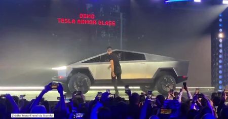 Tesla się ośmieszyła. Podczas pokazu pancernego auta, jego projektant wybił szybę… metalową kulką