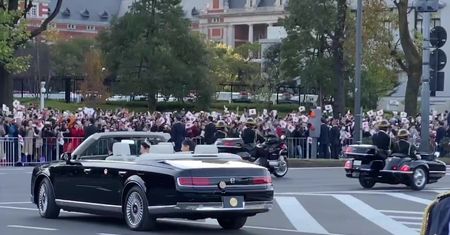 Cesarska parada na ulicach Tokio. Tysiące Japończyków powitało Naruhito