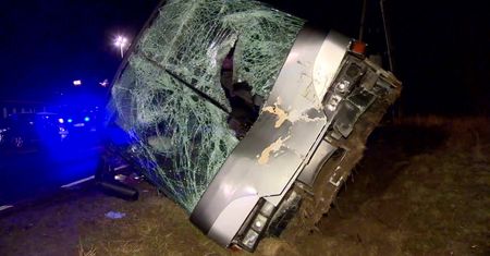 Urwane koło ciężarówki uderzyło w autobus. Nie żyje kierowca, a dwie osoby zostały ranne