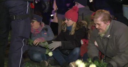Obywatele RP próbowali zablokować Marsz Żołnierzy Wyklętych w Warszawie. Policja usunęła ich siłą