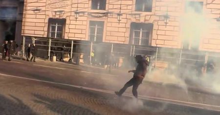 “Żółte kamizelki” przyłączyły się do protestu związkowców. Starcia z policją na ulicach Paryża
