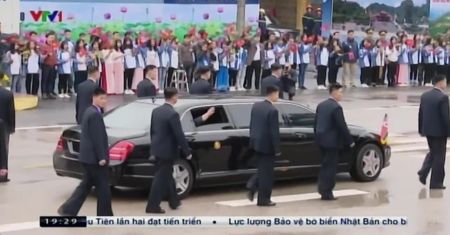 Kim Dzong Un dotarł na spotkanie z Trumpem. Jak wyglądał jego przyjazd?