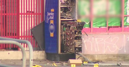 Złodzieje w Krakowie wysadzili bankomat i ukradli gotówkę. Sprawców szuka policja