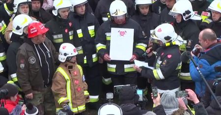 „Stoimy za tobą i zawsze cię wspieramy w twoim wielkim dziele”. Strażacy przekazali poparcie dla WOŚP i J. Owsiaka