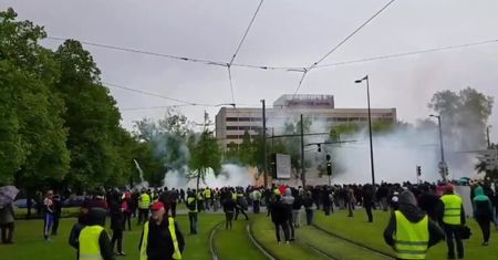 “Żółte kamizelki” starły się z policją w Strasburgu. Demonstranci usiłowali dostać się przed siedzibę Parlamentu Europejskiego