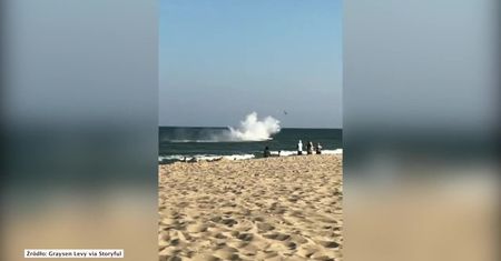 Awaryjne wodowanie awionetki na płytkich wodach u wybrzeży USA. Wszystko nagrał plażowicz