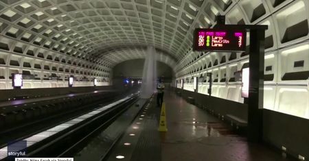 Metro pod Waszyngtonem zalane. Woda wdarła się na stację przez dziurę w stropie