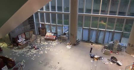 Demonstranci zniszczyli budynek parlamentu