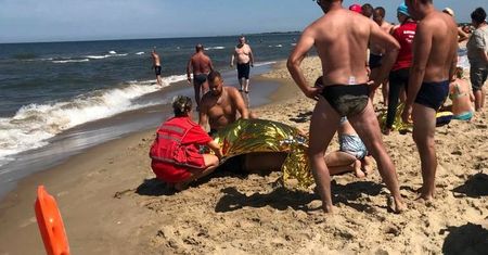 DZIELNICOWY Z SOPOTU URATOWAŁ TRÓJKĘ DZIECI I ICH DZIADKA