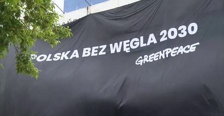 Greenpeace zasłonił siedziby PiS i PO. Policja zatrzymała 46 działaczy