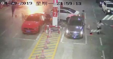 Rozpędzone auto wjechało w dystrybutor paliwa, wywołując pożar. Doskonale przeszkolona obsługa ugasiła go w… 30 sekund