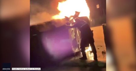 Policjant wyciągnął kobietę z płonącego samochodu