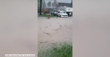 Powódź błyskawiczna w Teksasie. Strażacy ewakuowali mieszkańców przedmieść Houston