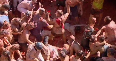 Tysiące ludzi wzięło udział w wielkiej bitwie na pomidory w hiszpańskim miasteczku Bunol