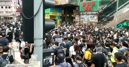 Mieszkańcy Hongkongu znowu wyszli na ulicę. Zablokowali drogę